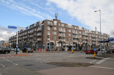 909634 Gezicht op het appartementencomplex op de hoek van de Kaatstraat (links) en de Oudenoord te Utrecht.